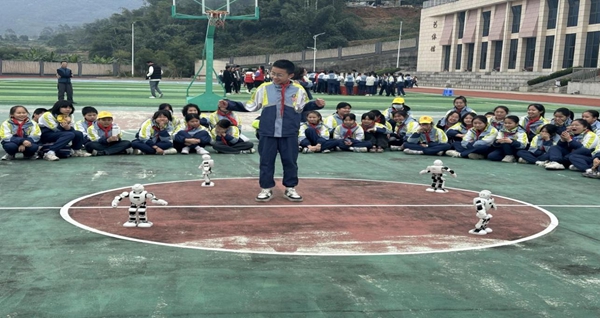 科普大篷車走進(jìn)連江縣丹陽(yáng)中心小學(xué)