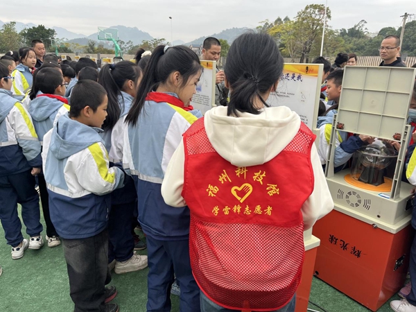 科普大篷車走進(jìn)連江縣丹陽(yáng)中心小學(xué)