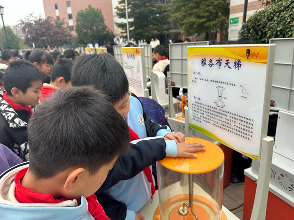 科普大篷車走進高新區(qū)實驗小學