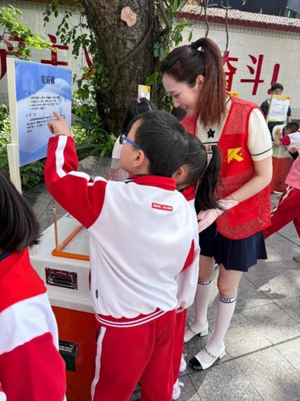 打開車門就是課堂！科普車帶你“沉浸式”玩轉(zhuǎn)科學(xué)——福州科技館科普大篷車走進(jìn)福州市新店中心小學(xué)