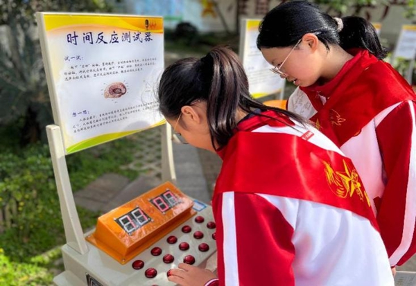 打開車門就是課堂！科普車帶你“沉浸式”玩轉(zhuǎn)科學(xué)——福州科技館科普大篷車走進(jìn)福州市新店中心小學(xué)