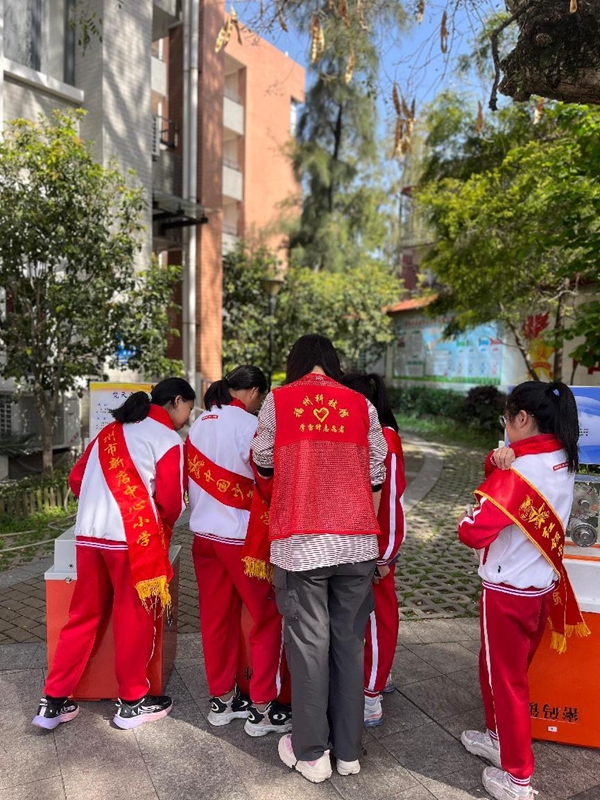 打開車門就是課堂！科普車帶你“沉浸式”玩轉(zhuǎn)科學(xué)——福州科技館科普大篷車走進(jìn)福州市新店中心小學(xué)