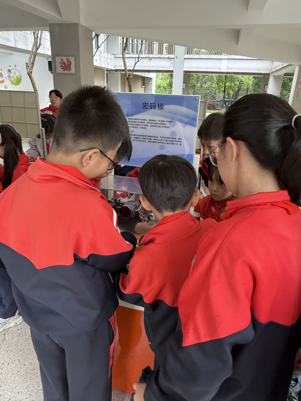 第十個“中國航天日”福州科技館科普大篷車走進福州高新區(qū)旗山中心小學