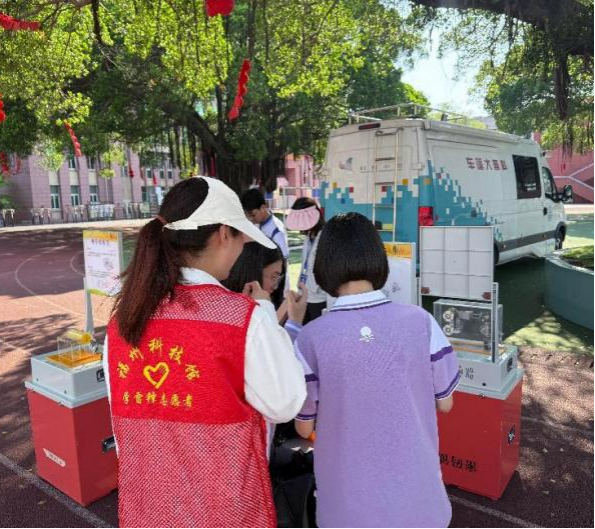 “創(chuàng)想未來 智慧青春”——福州科技館科普大篷車走進(jìn)福清華僑中學(xué)