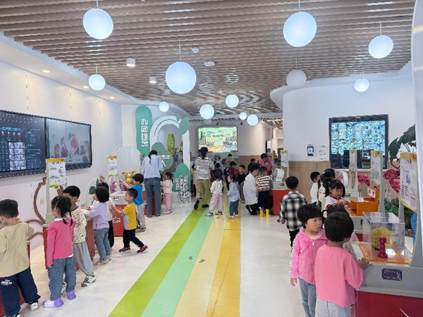 童趣解碼科學(xué)密語(yǔ)——福州市兒童學(xué)園迎來(lái)奇妙科普之旅