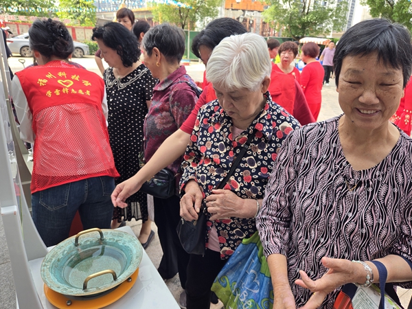 “科普零距離，歡樂滿宏山”——福州科技館科普車走進鼓山鎮(zhèn)宏山社區(qū)