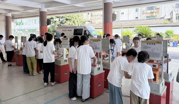 點燃暑期科學(xué)熱情——福州科技館科普大篷車攜跳舞機器人走進福州實驗小學(xué) 點燃暑期科學(xué)熱情——福州科技館科普大篷車攜跳舞機器人走進福州實驗小學(xué)