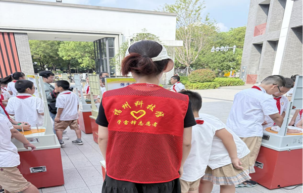 科普大篷車進校園 科創(chuàng)火種燃青春——福州三十二中科技節(jié)活動 科普大篷車進校園 科創(chuàng)火種燃青春——福州三十二中科技節(jié)活動