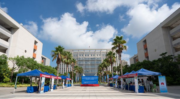 福州科技館科普大篷車開進(jìn)平潭師大附中——全國科普月主場活動啟動，點(diǎn)燃校園科學(xué)熱情