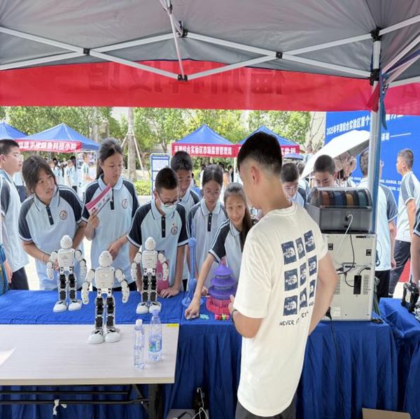 福州科技館科普大篷車開進(jìn)平潭師大附中——全國科普月主場活動啟動，點(diǎn)燃校園科學(xué)熱情