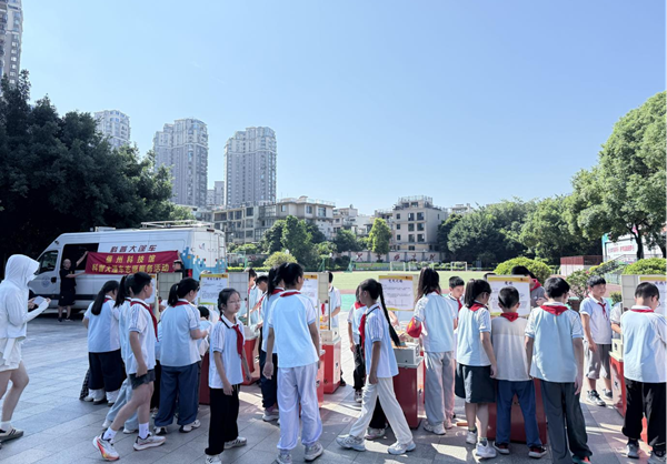 把科學(xué)裝進(jìn)少年口袋——福州科技館科普大篷車(chē)“相約”倉(cāng)山區(qū)教師進(jìn)修附屬第二小學(xué)