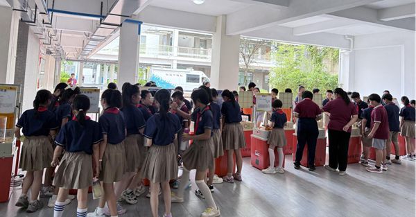 福建省“流動科學(xué)課”閩清站活動成功舉辦——福州科技館科普大篷車駛?cè)腴}清縣第三實驗小學(xué) 福建省“流動科學(xué)課”閩清站活動成功舉辦——福州科技館科普大篷車駛?cè)腴}清縣第三實驗小學(xué)