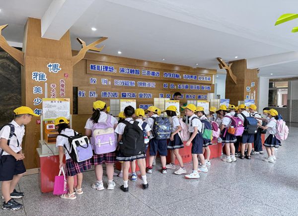 “趣”享科普秀，點(diǎn)亮科學(xué)夢(mèng)——福清濱江小學(xué)開展科普月系列活動(dòng)