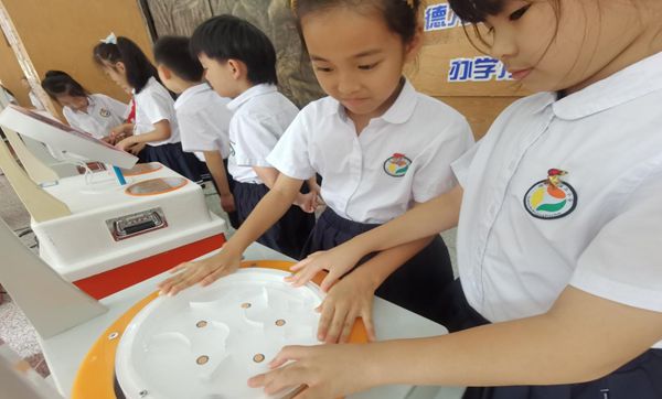 “趣”享科普秀，點(diǎn)亮科學(xué)夢(mèng)——福清濱江小學(xué)開展科普月系列活動(dòng)