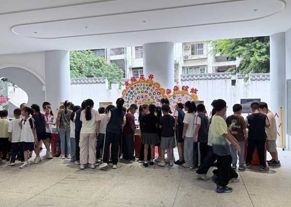 福州科技館科普大篷車駛?cè)雮}(cāng)山一小，點(diǎn)燃“科技逐夢(mèng)”主題月