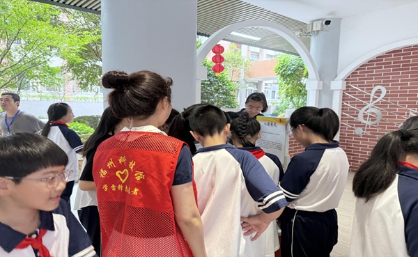 福州科技館科普大篷車駛?cè)雮}(cāng)山一小，點(diǎn)燃“科技逐夢(mèng)”主題月