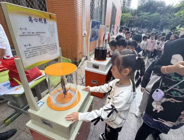 “追光科學(xué)家，驅(qū)動(dòng)新征程”——福州市鼓山新區(qū)小學(xué)相約福州科技館共赴趣味科學(xué)之約