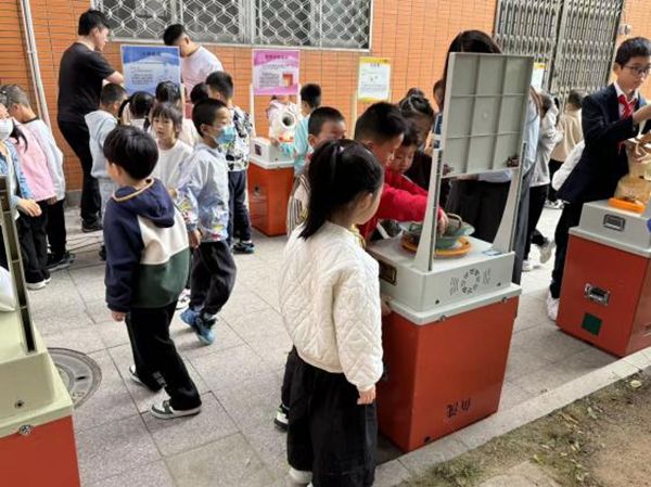 “追光科學(xué)家，驅(qū)動(dòng)新征程”——福州市鼓山新區(qū)小學(xué)相約福州科技館共赴趣味科學(xué)之約