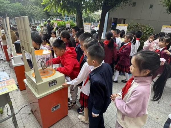 “追光科學(xué)家，驅(qū)動(dòng)新征程”——福州市鼓山新區(qū)小學(xué)相約福州科技館共赴趣味科學(xué)之約