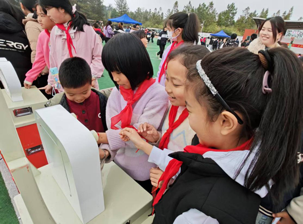 赴一場科技之約 種一個未來夢想 ——福州科技館科普大篷車駛?cè)腴}侯大湖中學點亮科學夢  
