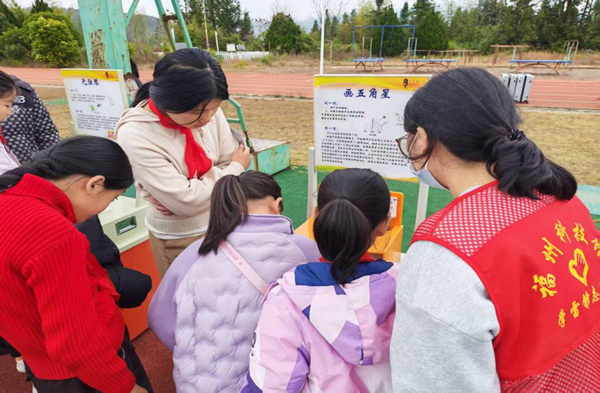 赴一場科技之約 種一個未來夢想 ——福州科技館科普大篷車駛?cè)腴}侯大湖中學點亮科學夢  