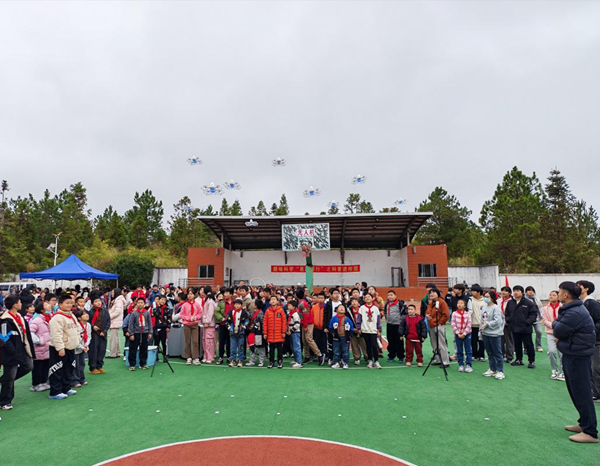 赴一場科技之約 種一個未來夢想 ——福州科技館科普大篷車駛?cè)腴}侯大湖中學點亮科學夢  