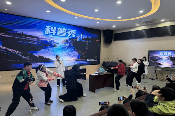 大篷車進(jìn)校園 科普潤童心——福州科技館助力烏山小學(xué)科技節(jié)趣味啟幕 大篷車進(jìn)校園 科普潤童心——福州科技館助力烏山小學(xué)科技節(jié)趣味啟幕