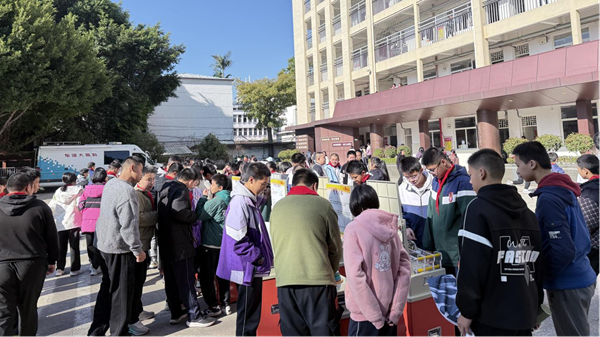大篷車“駛”入銅盤中學 科技熱潮點燃少年探索心——福州銅盤中學2025年科技節(jié)精彩啟幕
