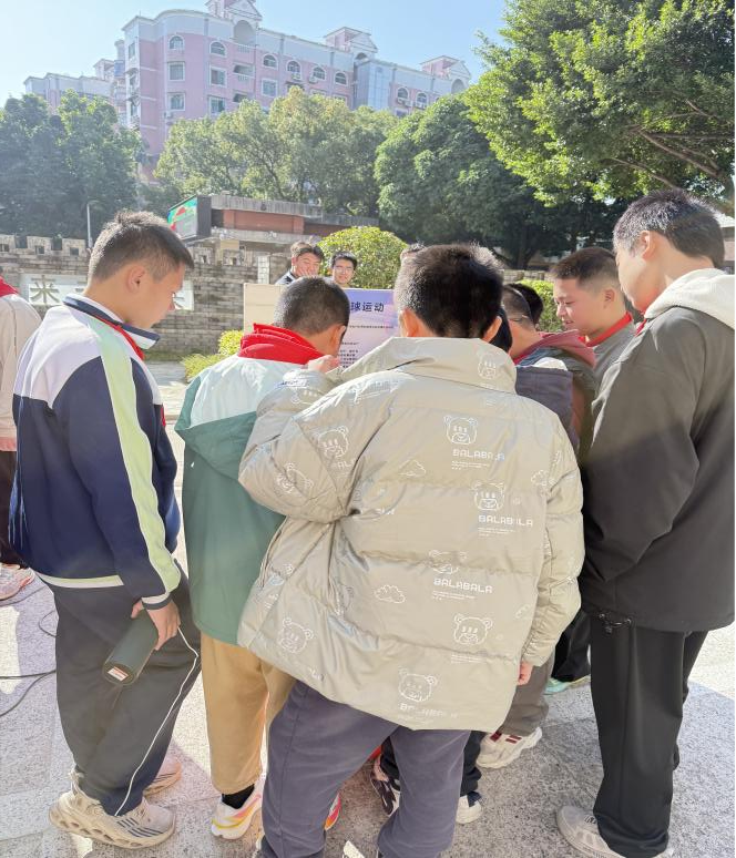 大篷車“駛”入銅盤中學 科技熱潮點燃少年探索心——福州銅盤中學2025年科技節(jié)精彩啟幕