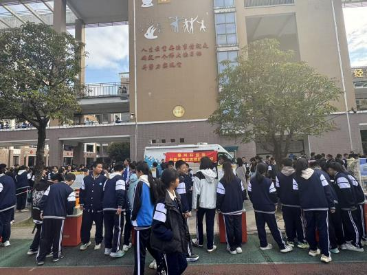 “科創(chuàng)筑夢(mèng)，藝彩紛揚(yáng)”——馬尾區(qū)江濱中學(xué)相約福州科技館共探趣味科學(xué)之約