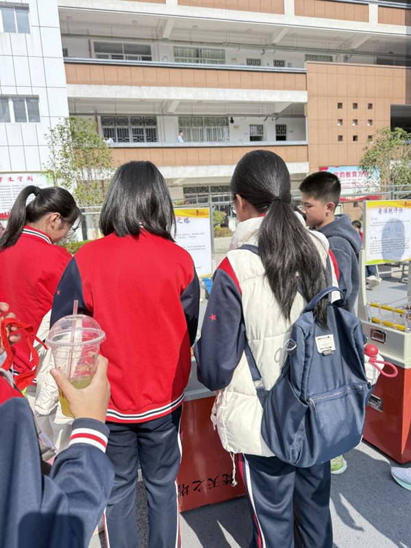 科藝節(jié)添“科”味！福州科技館大篷車與二附中學(xué)子共赴科創(chuàng)之約