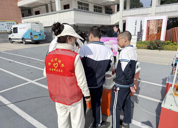 科藝節(jié)添“科”味！福州科技館大篷車與二附中學(xué)子共赴科創(chuàng)之約