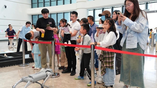 福州科技館“科技普及·創(chuàng)新未來”五一主題活動(dòng)圓滿舉辦——互動(dòng)體驗(yàn)點(diǎn)燃科學(xué)熱情，光影盛宴點(diǎn)亮榕城之夜