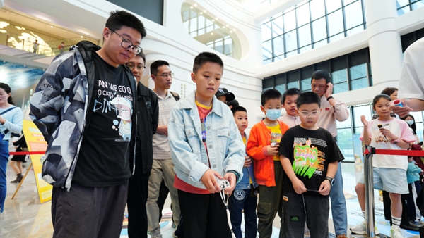 福州科技館“科技普及·創(chuàng)新未來”五一主題活動(dòng)圓滿舉辦——互動(dòng)體驗(yàn)點(diǎn)燃科學(xué)熱情，光影盛宴點(diǎn)亮榕城之夜