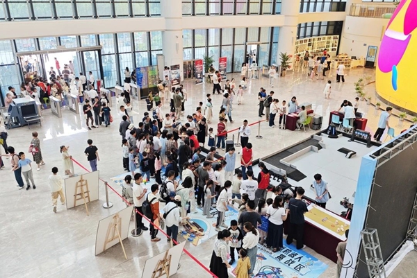 福州科技館“科技普及·創(chuàng)新未來”五一主題活動(dòng)圓滿舉辦——互動(dòng)體驗(yàn)點(diǎn)燃科學(xué)熱情，光影盛宴點(diǎn)亮榕城之夜