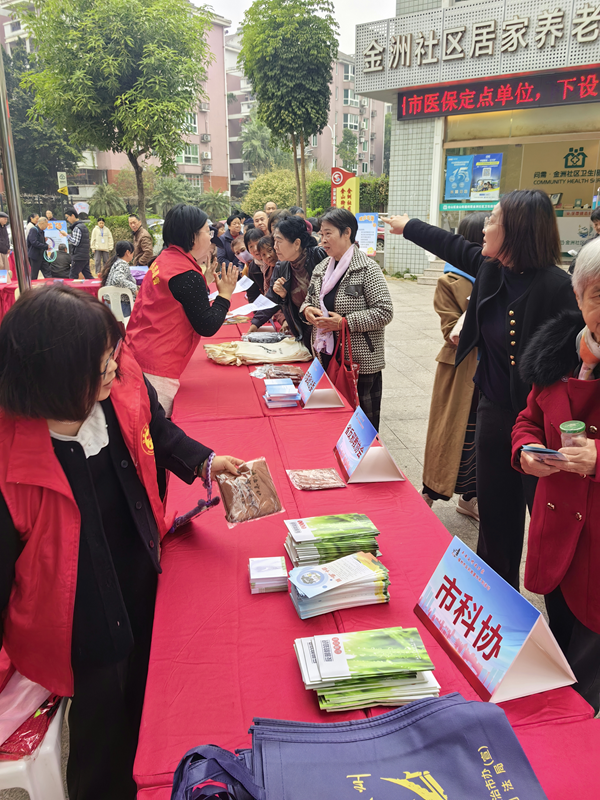 “平安反邪進萬家”反邪教宣傳系列活動走進倉山金洲社區(qū) “平安反邪進萬家”反邪教宣傳系列活動走進倉山金洲社區(qū)