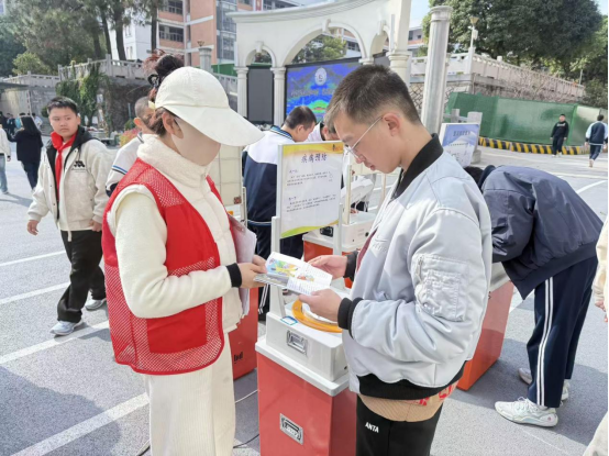 深化校園反邪教宣傳 共筑思想安全屏障 ——福州市反邪教協(xié)會走進銅盤中學 深化校園反邪教宣傳 共筑思想安全屏障 ——福州市反邪教協(xié)會走進銅盤中學
