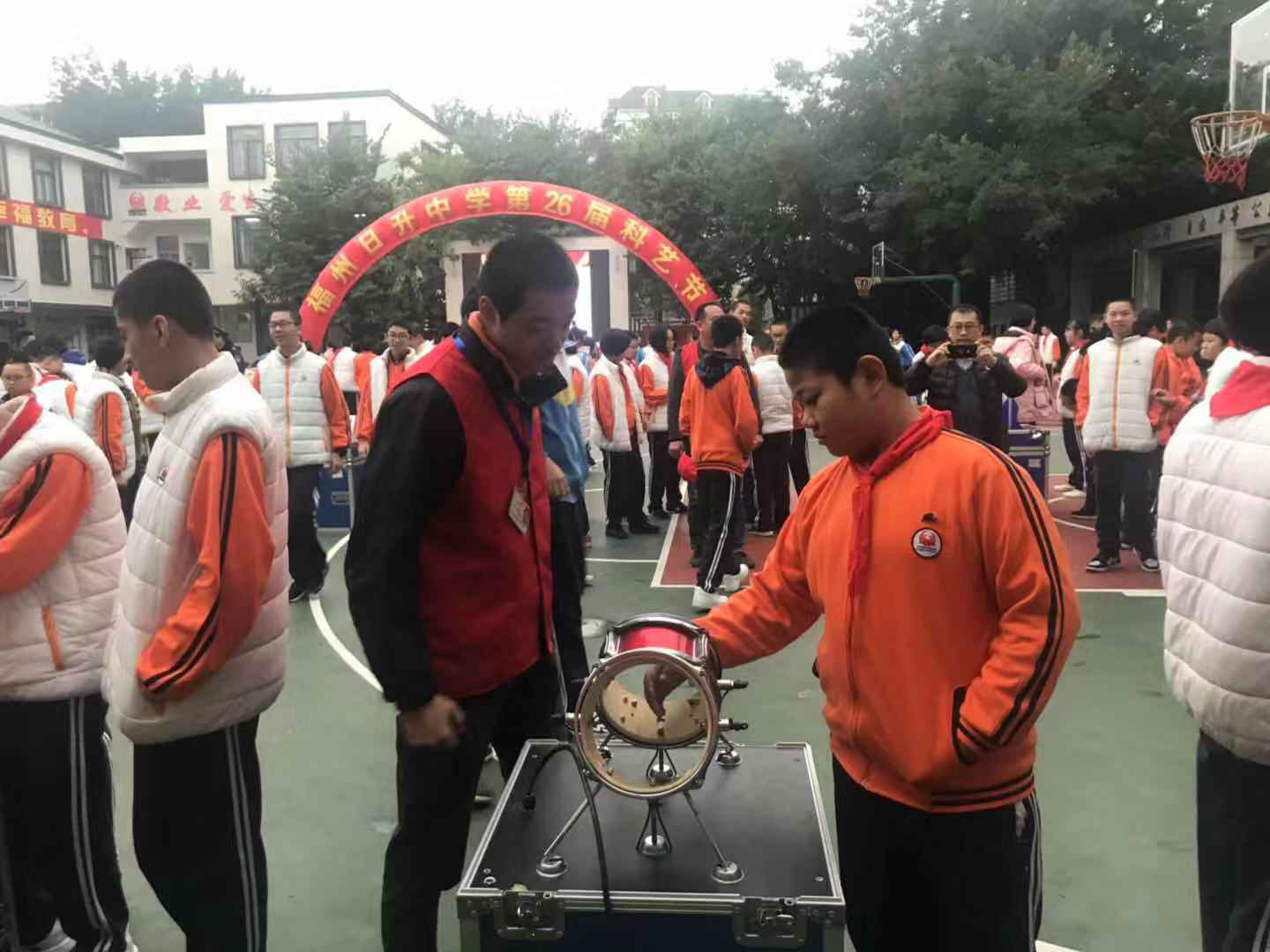 “科普進校園— —福州科技館送科普進日升中學、屏東中學和屏北分校”