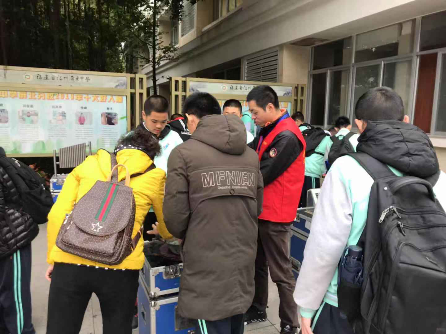 “科普進校園— —福州科技館送科普進日升中學、屏東中學和屏北分?！? width=