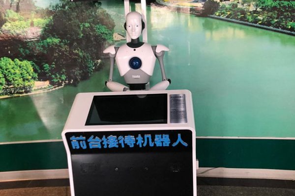 前臺接待機器人　　