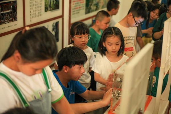 福州科技館聯合福州英華職業(yè)學院信息技術系“信火如炬”實踐隊開展“科普大蓬車進鄉(xiāng)村”暑期“三下鄉(xiāng)”社會實踐活動