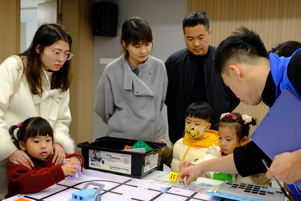 探秘科技，親子共融——80余組家庭在福州科技館開啟奇妙科技之旅