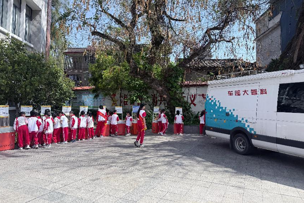 打開車門就是課堂！科普車帶你“沉浸式”玩轉(zhuǎn)科學(xué)——福州科技館科普大篷車走進(jìn)福州市新店中心小學(xué)