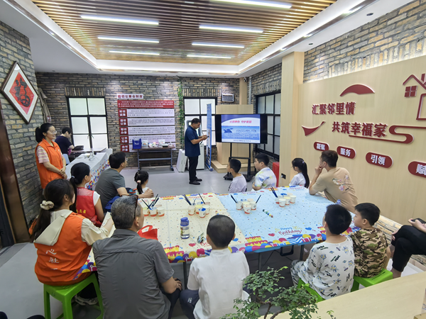 福州市反邪教協(xié)會開展“崇尚科學(xué) 遠離邪教”社區(qū)宣傳活動