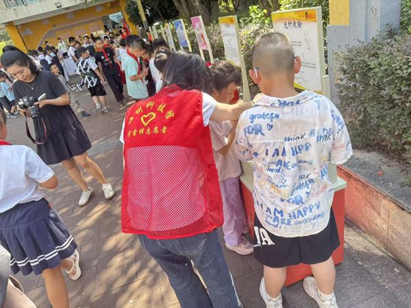 “科學(xué)巴士進(jìn)校園，探索奇妙科學(xué)課”——福建開放大學(xué)附屬中學(xué)相約奇妙科學(xué)之旅