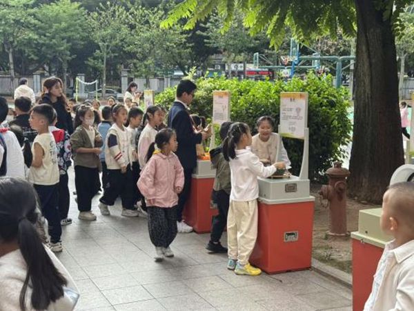 “追光科學(xué)家，驅(qū)動(dòng)新征程”——福州市鼓山新區(qū)小學(xué)相約福州科技館共赴趣味科學(xué)之約