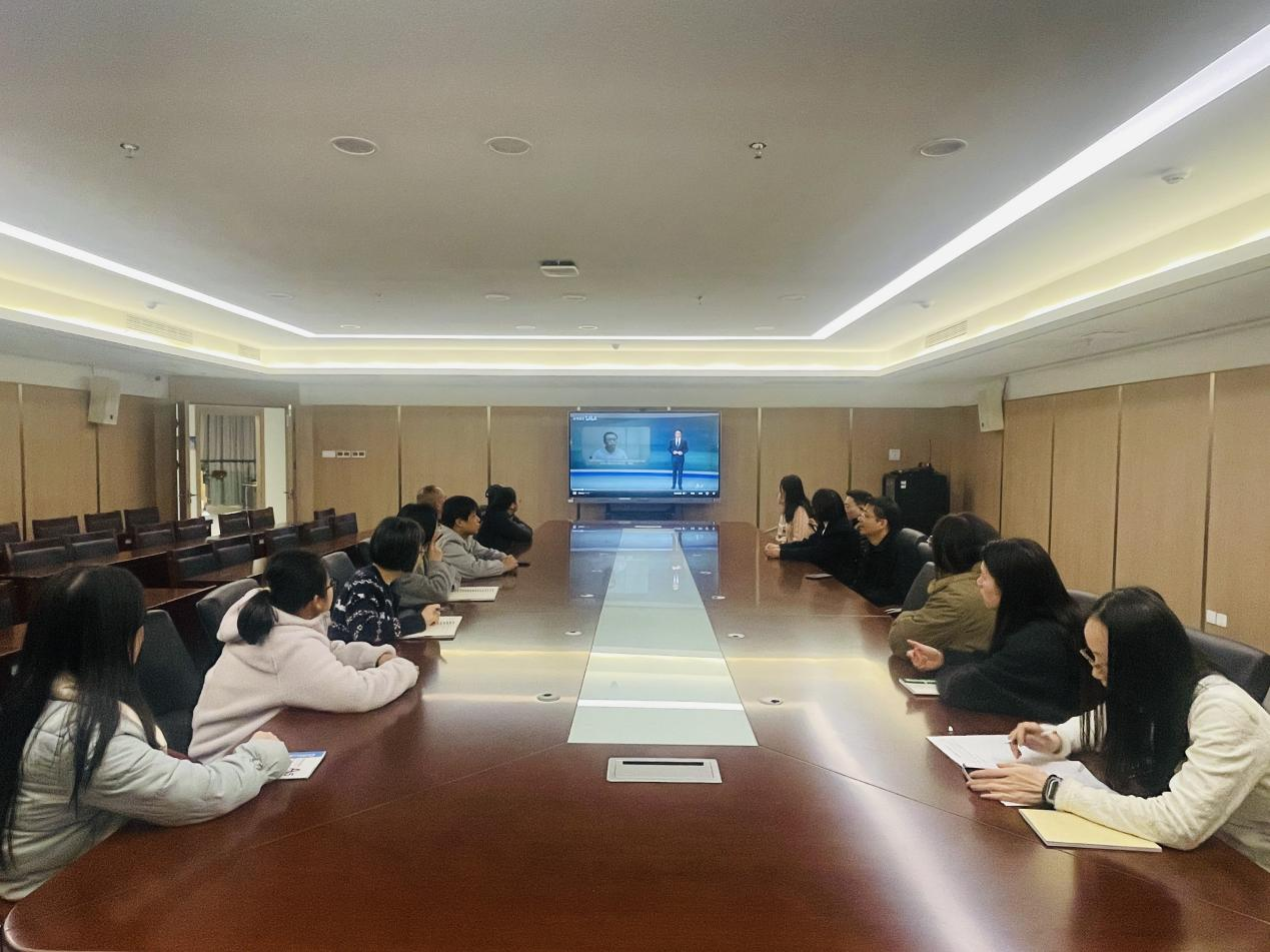 福州科技館組織觀看廉政教育警示片 《被奢侈之風(fēng)毀掉的前程》