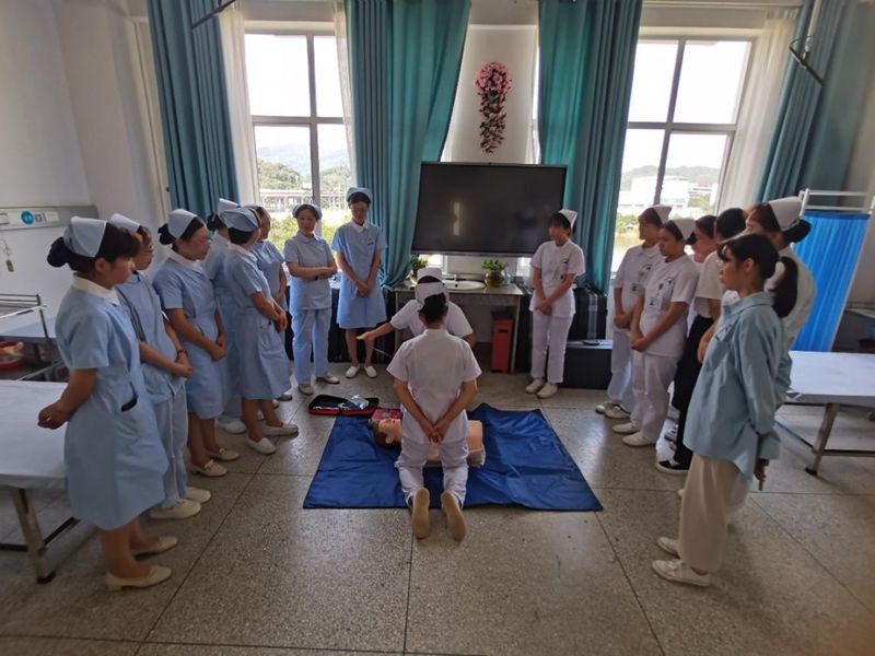 衛(wèi)生知識(shí)分館赴福州科技館開展“我為群眾辦實(shí)事，急救科普零距離”主題黨日活動(dòng)