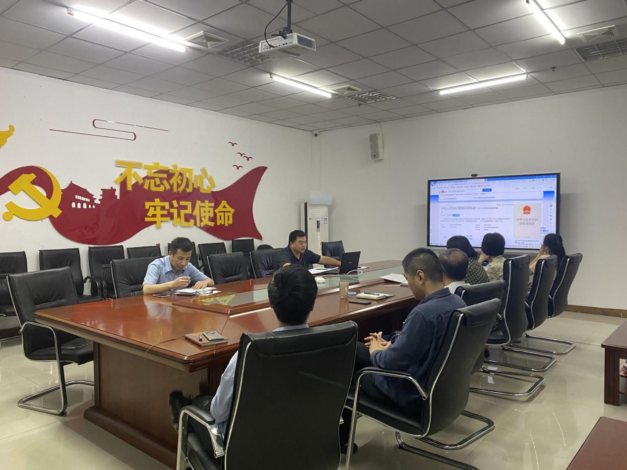 福州科技館組織干部職工學(xué)習(xí)《中華人民共和國招標(biāo)投標(biāo)法》