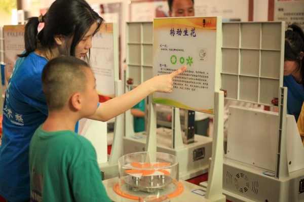 福州科技館聯(lián)合福州英華職業(yè)學(xué)院信息技術(shù)系“信火如炬”實(shí)踐隊開展“科普大蓬車進(jìn)鄉(xiāng)村”暑期“三下鄉(xiāng)”社會實(shí)踐活動